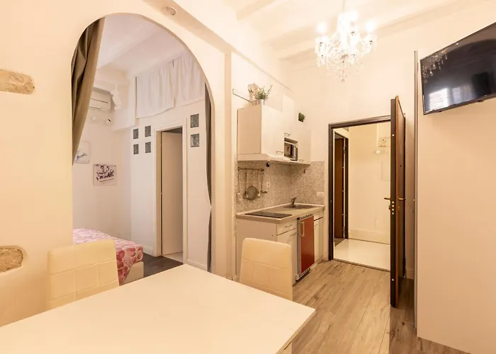 Michelangelo's Place Апартаменты *